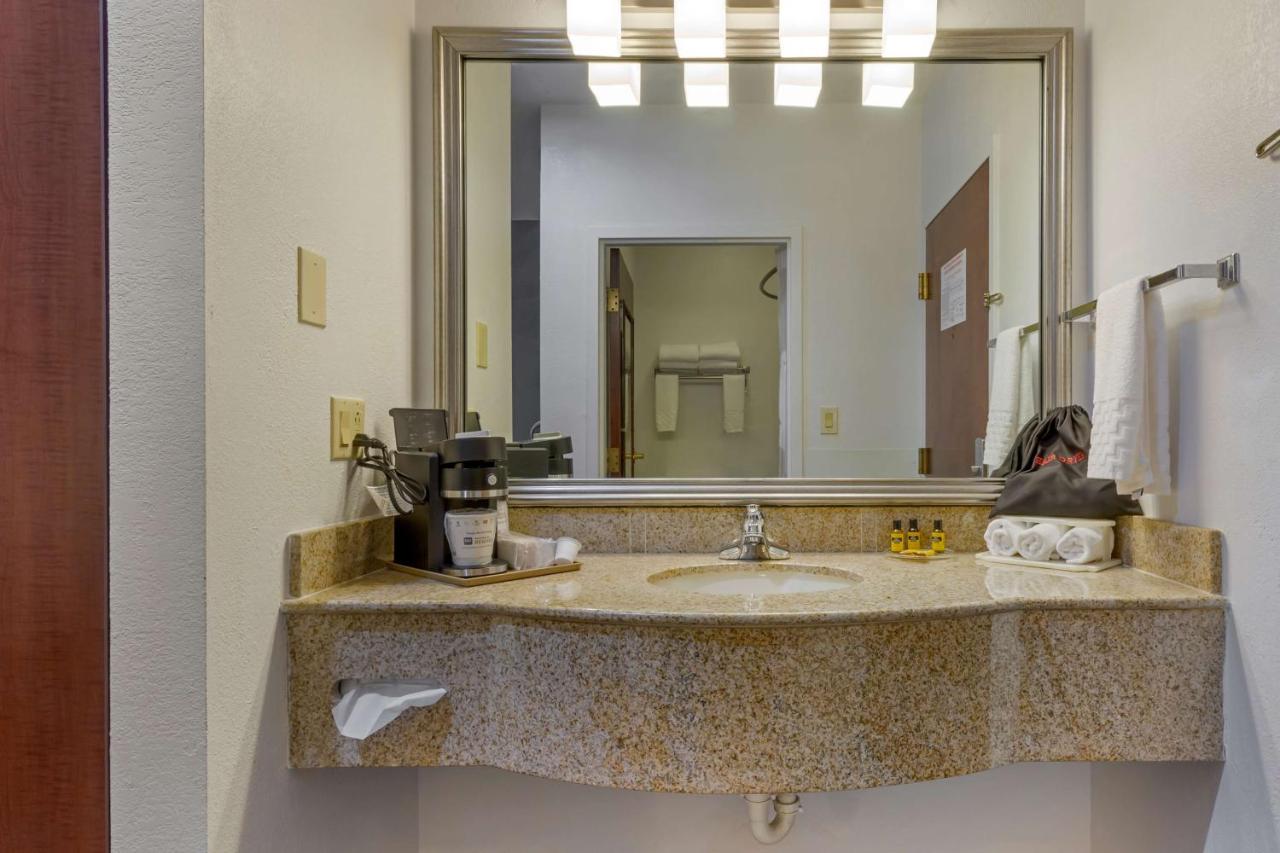 King Room with Bath - Disability Access/Non-Smoking at Best Western Plus South Hill Inn