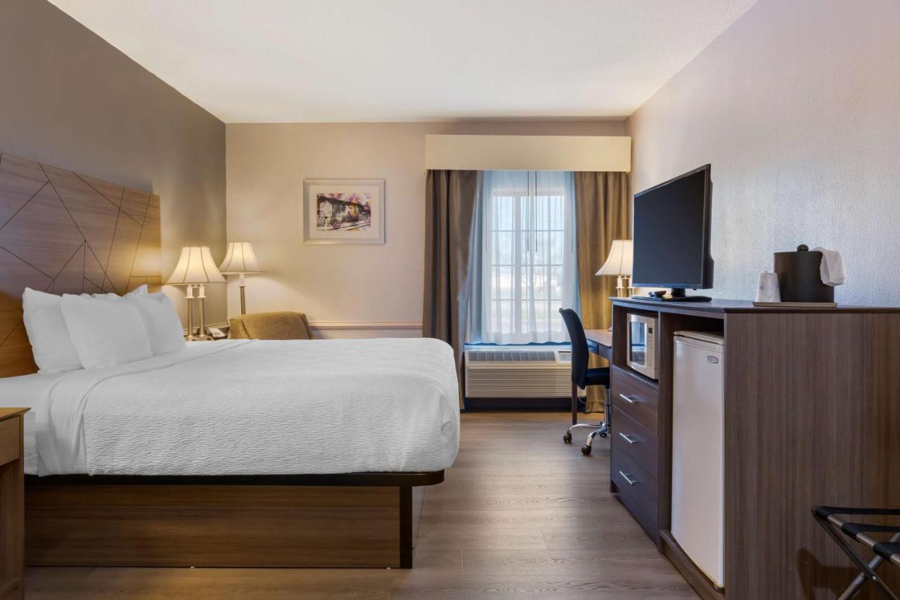 King Room with Bath - Disability Access/Non-Smoking at Best Western Plus South Hill Inn