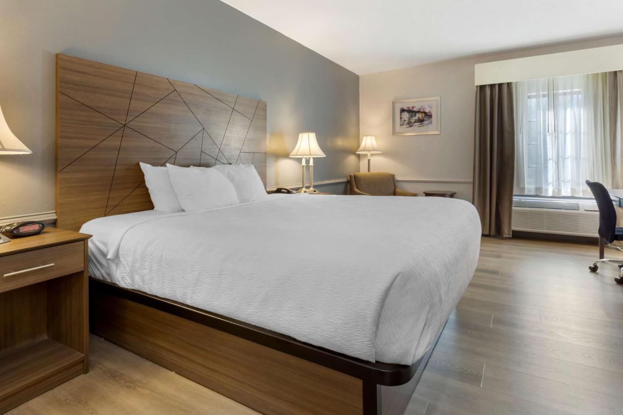 King Room with Bath - Disability Access/Non-Smoking at Best Western Plus South Hill Inn