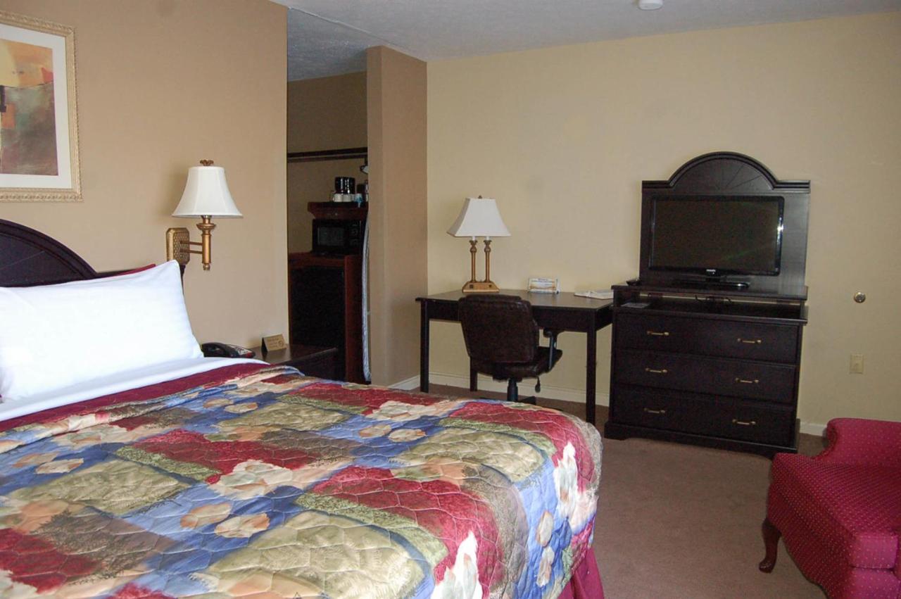 | Golden Manor Inn & Suites