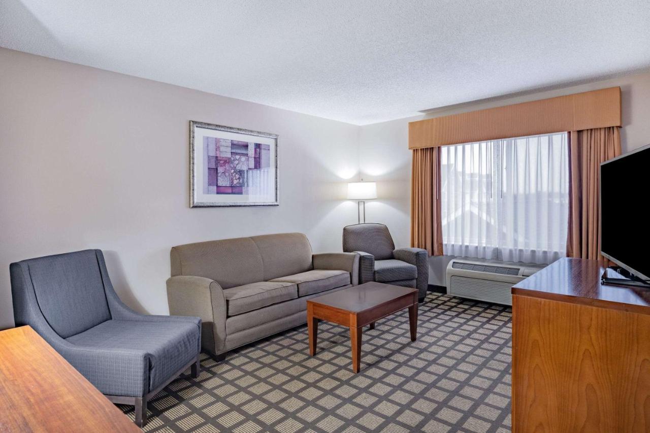 One-Bedroom Deluxe Suite - Non-Smoking at Baymont by Wyndham Gurnee