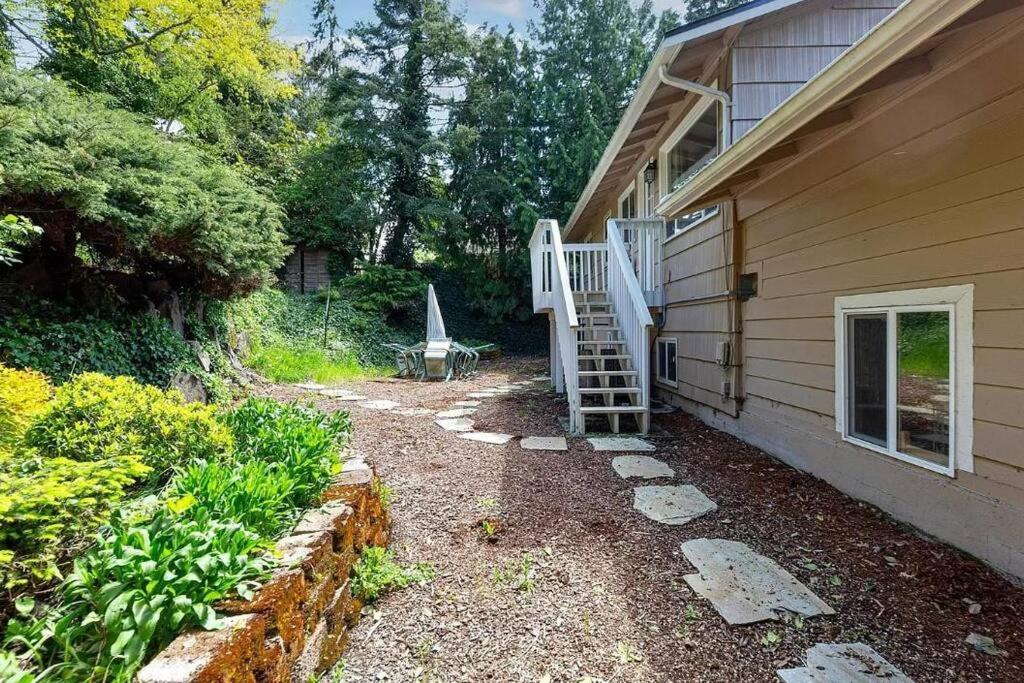  | Four Bedroom Two Bathroom Close to Airport
