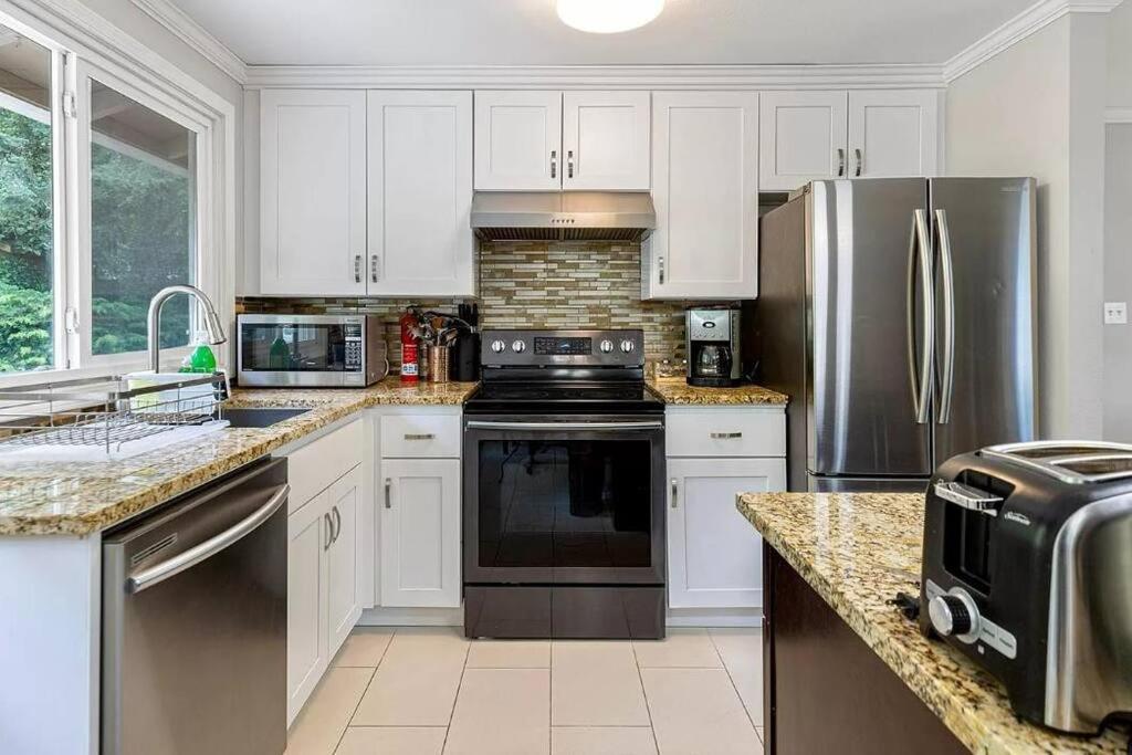  | Four Bedroom Two Bathroom Close to Airport