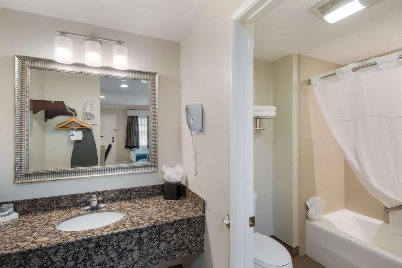 | Best Western Woodland Hills