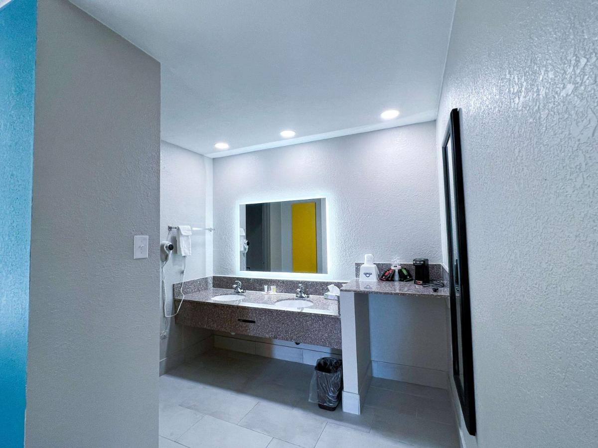 | Days Inn & Suites by Wyndham Santa Rosa