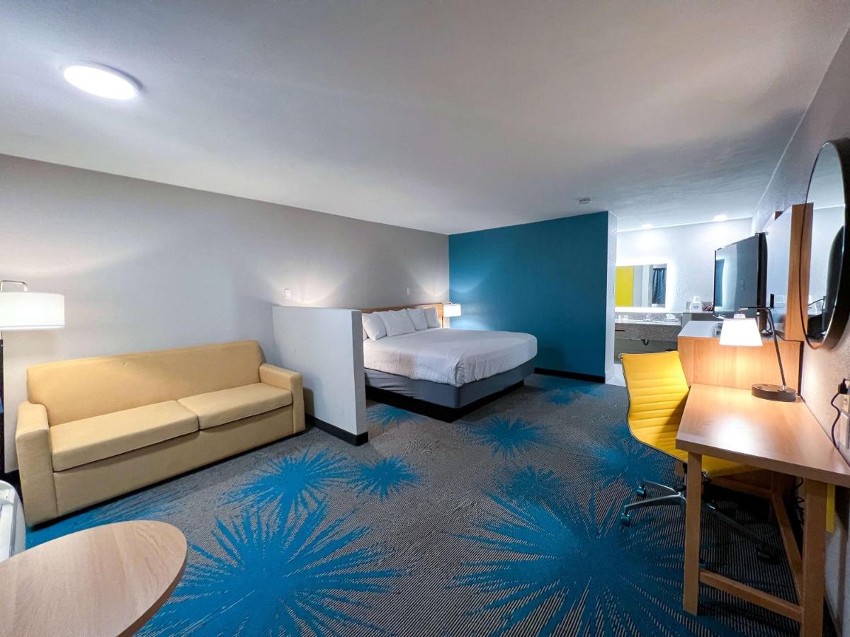 | Days Inn & Suites by Wyndham Santa Rosa
