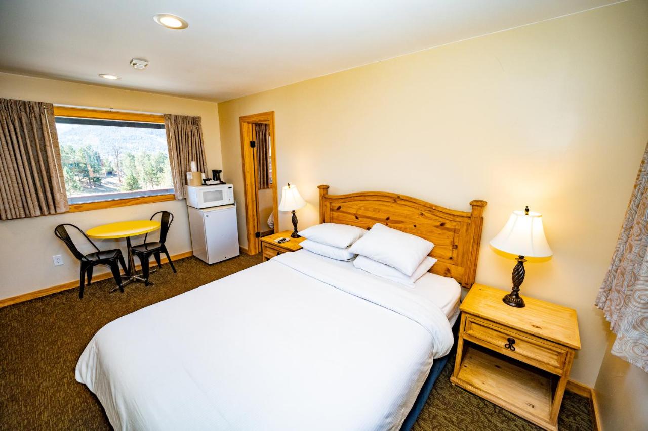 Family Room at Coyote Mountain Lodge