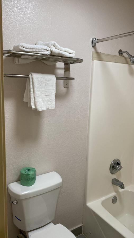 | Country Hill Inn & Suite Eagle Pass
