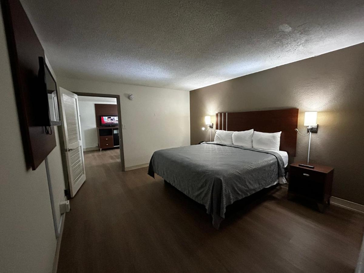  | Econo Lodge Inn & Suites