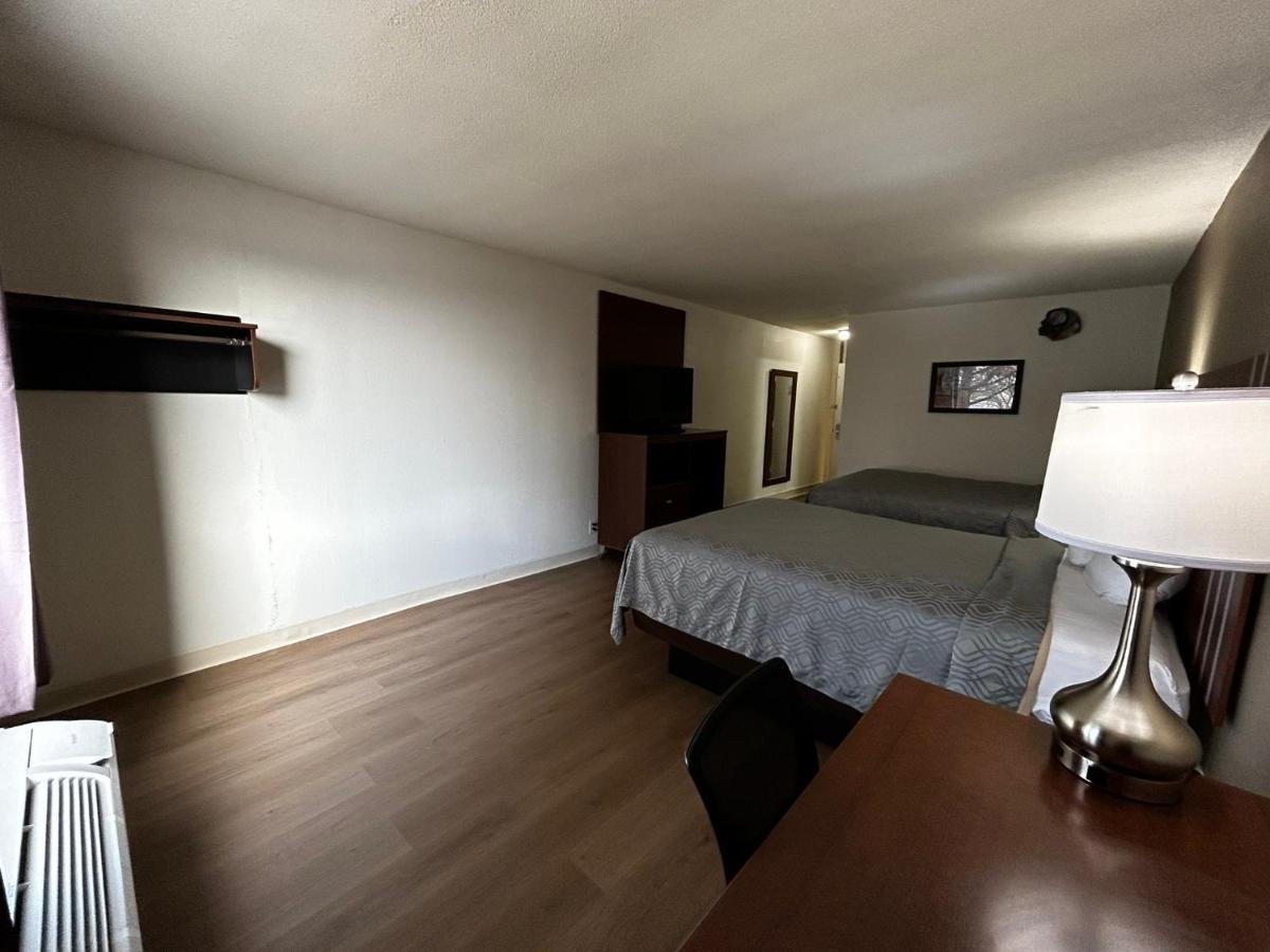  | Econo Lodge Inn & Suites