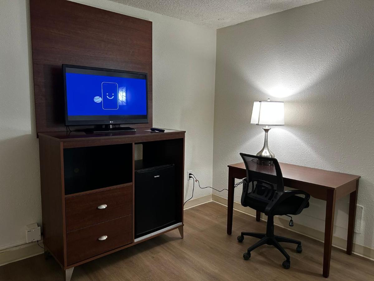  | Econo Lodge Inn & Suites