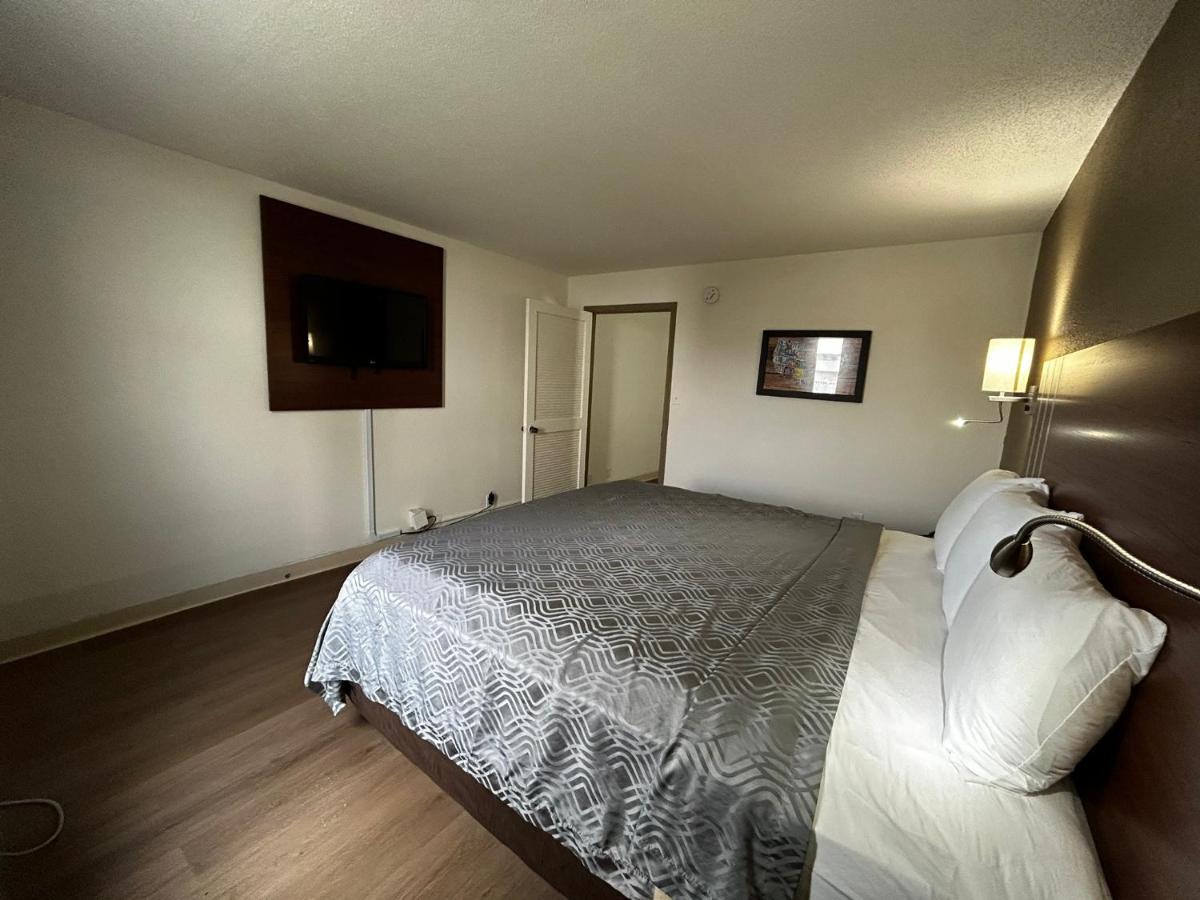  | Econo Lodge Inn & Suites