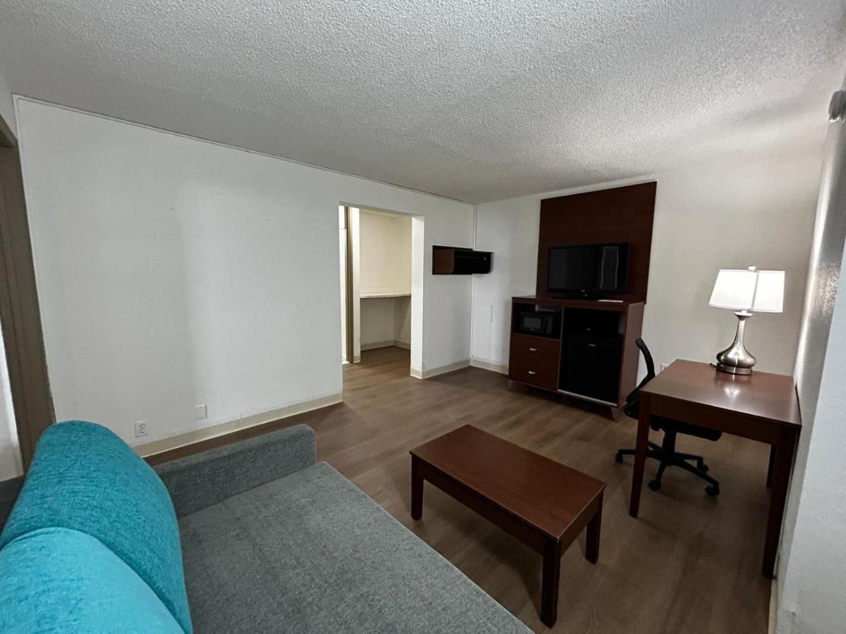  | Econo Lodge Inn & Suites