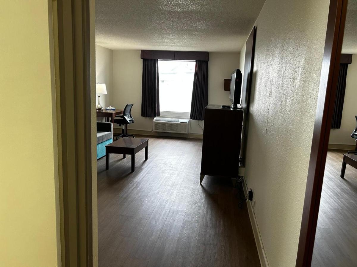  | Econo Lodge Inn & Suites