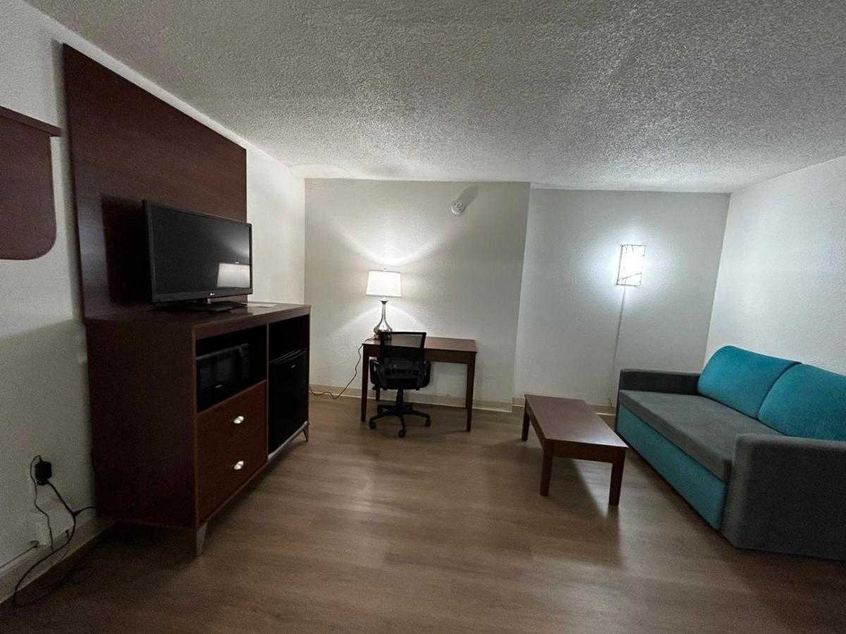  | Econo Lodge Inn & Suites