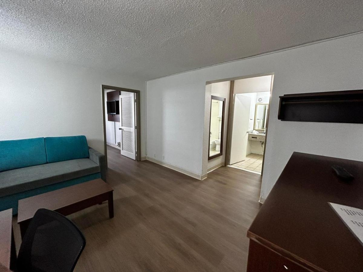  | Econo Lodge Inn & Suites