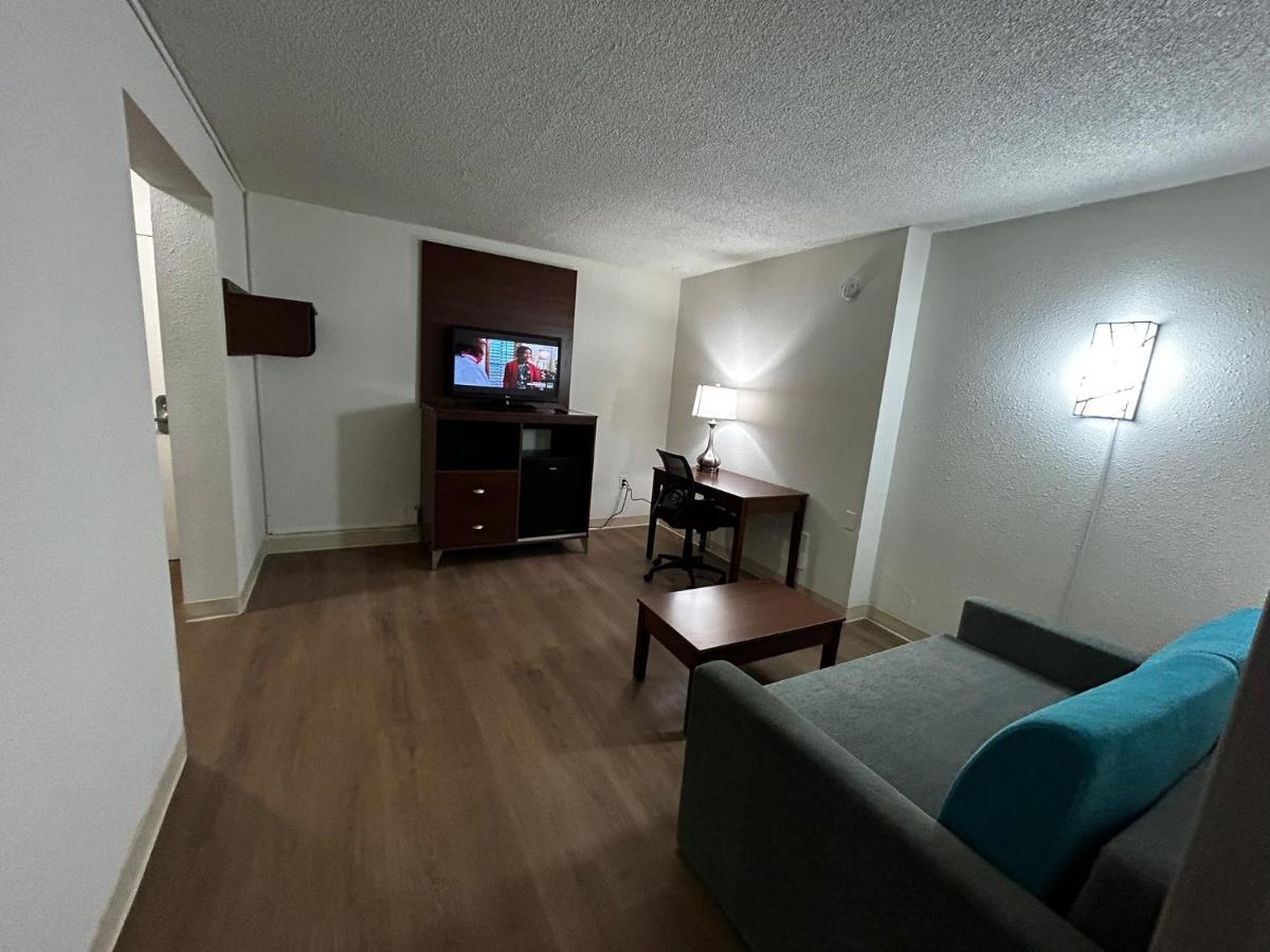  | Econo Lodge Inn & Suites