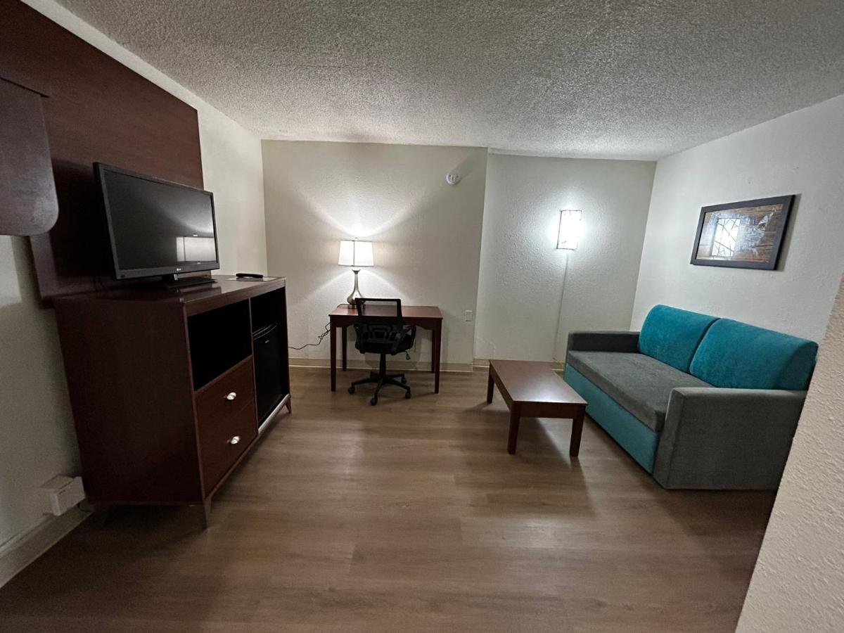  | Econo Lodge Inn & Suites