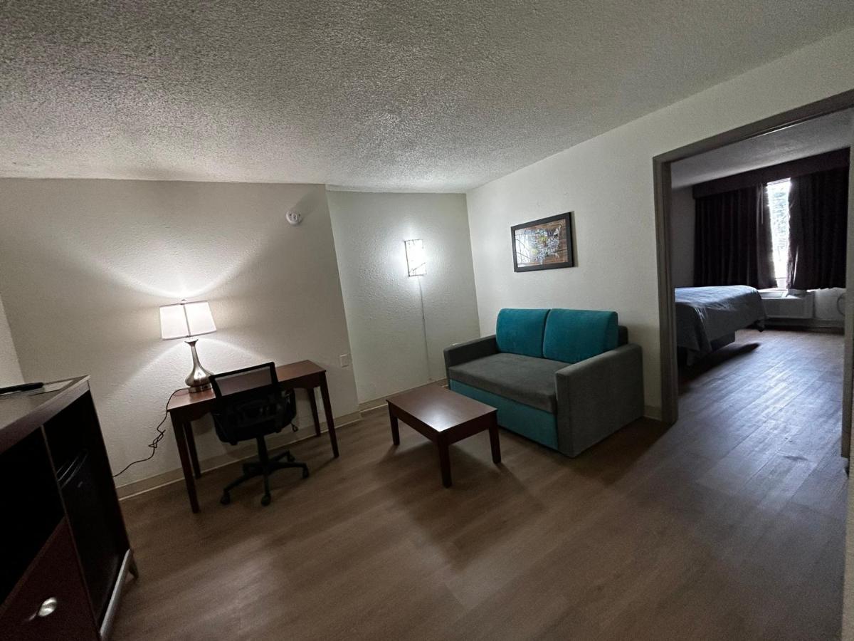  | Econo Lodge Inn & Suites