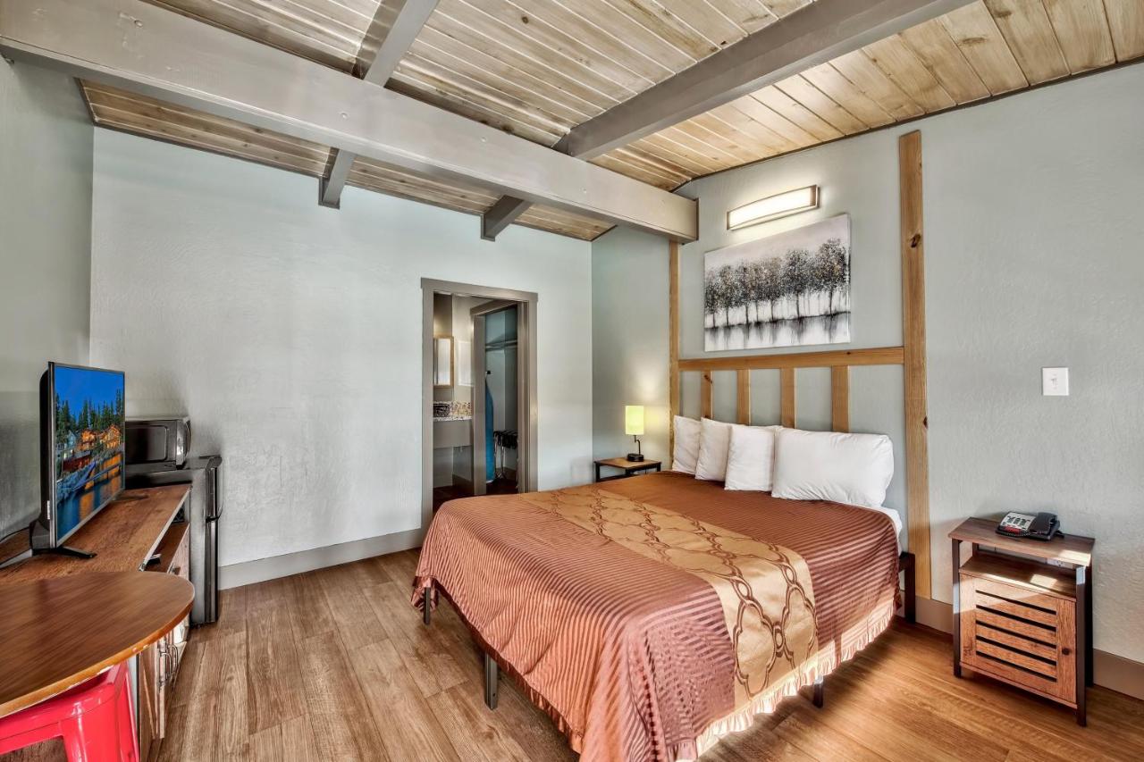 Queen Room at Blue Jay Lodge