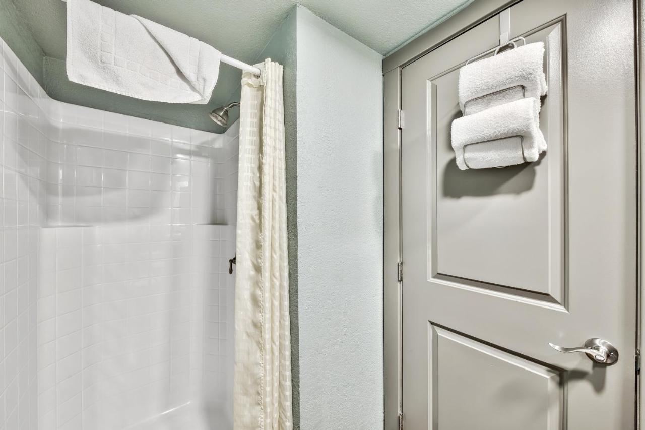Queen Room with Two Queen Beds at Blue Jay Lodge