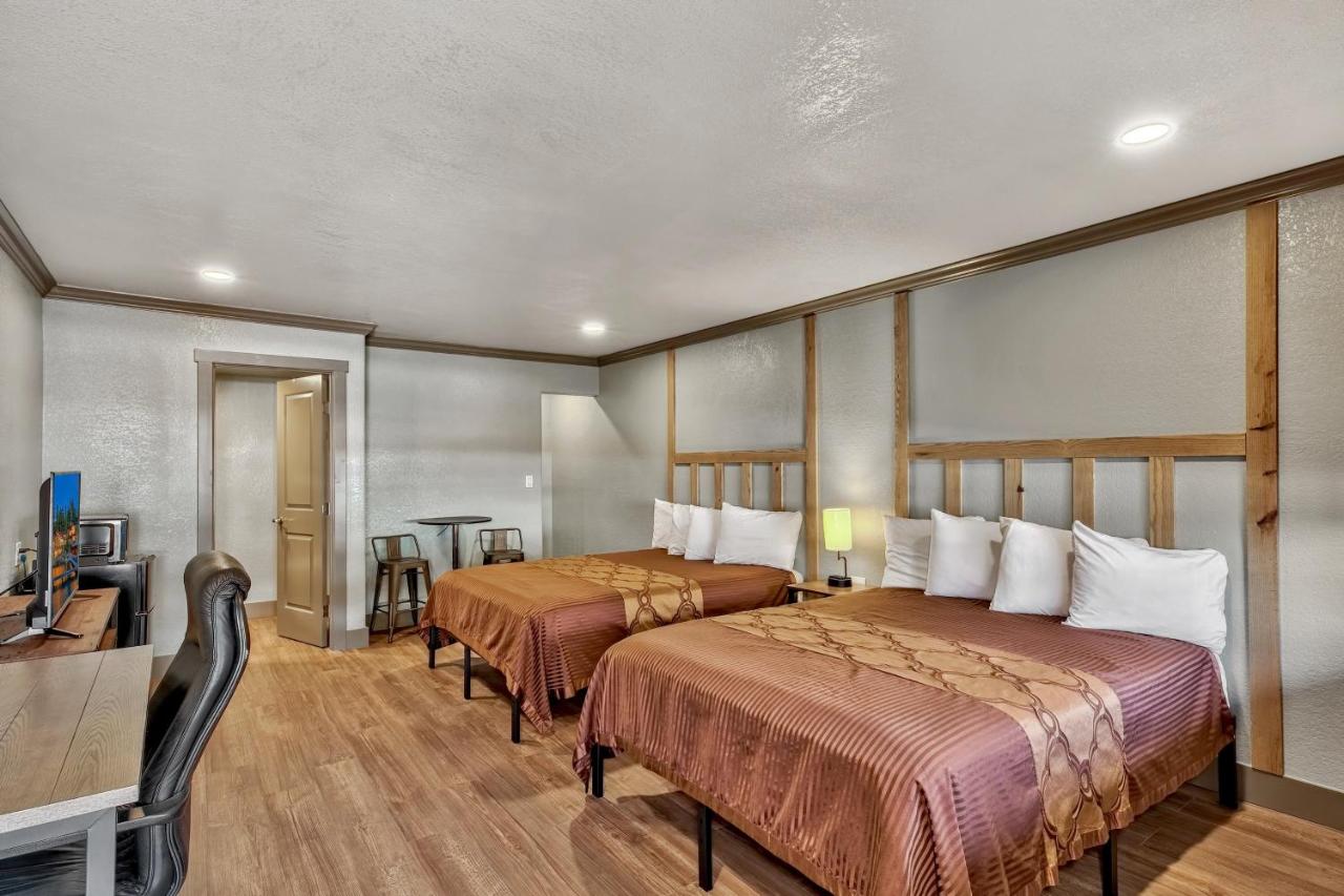 Queen Room with Two Queen Beds at Blue Jay Lodge