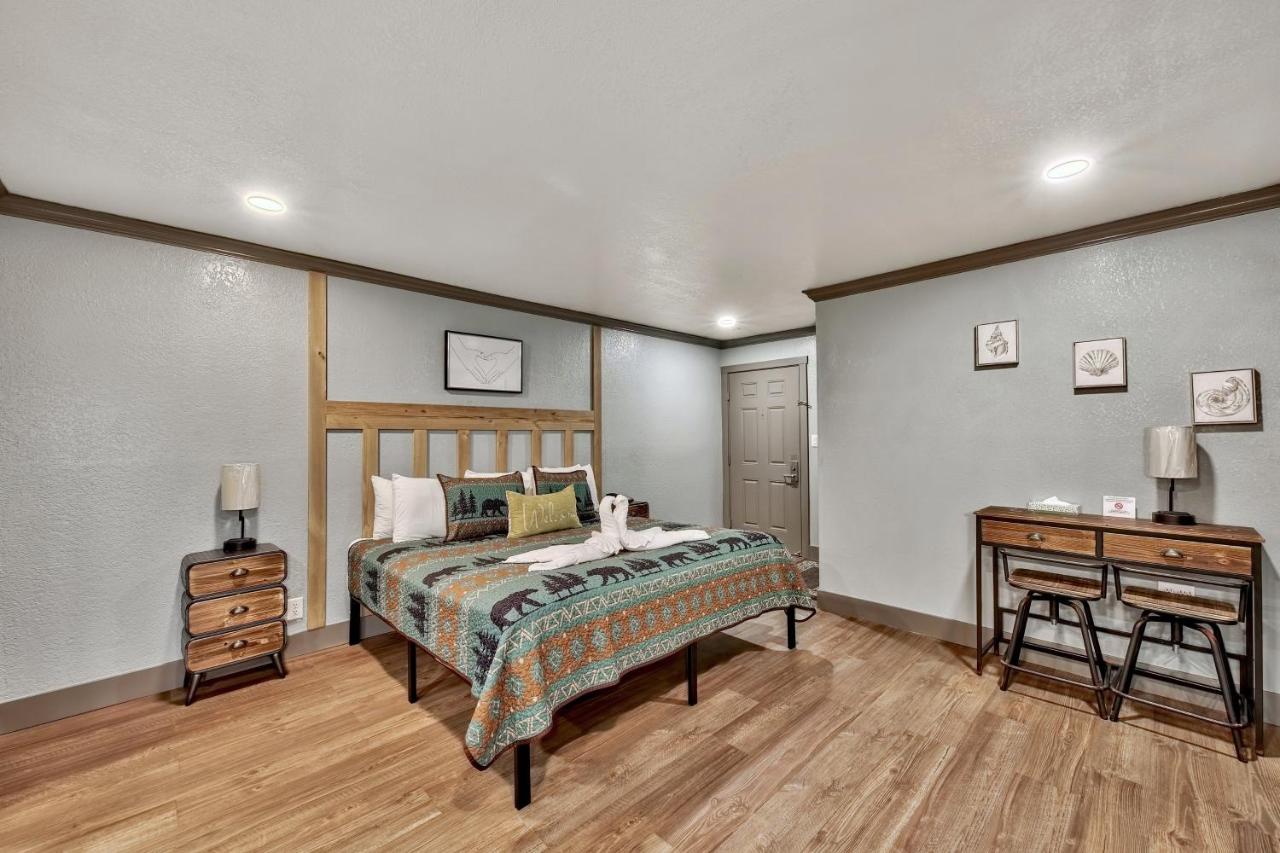 King Suite with Spa Bath at Blue Jay Lodge