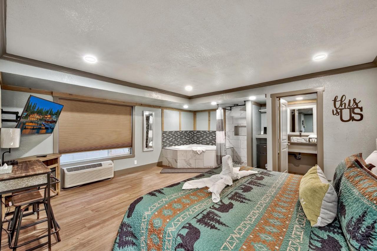 King Suite with Spa Bath at Blue Jay Lodge