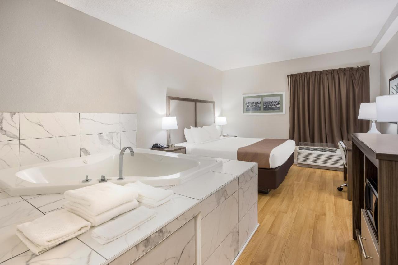 Superior King Room with Whirlpool - Non Smoking at Quality Inn Moultrie