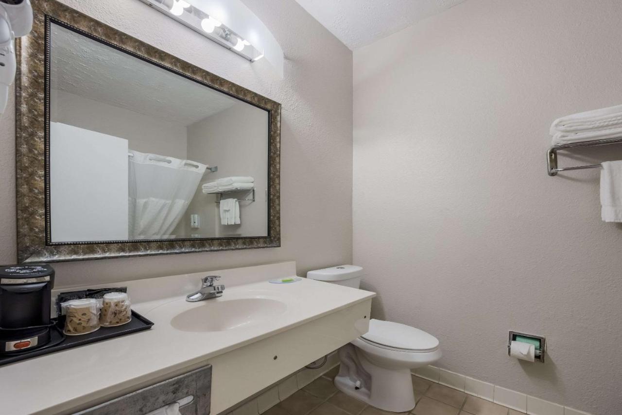 King Room - Non-Smoking/No Pets Allowed at Quality Inn Moultrie