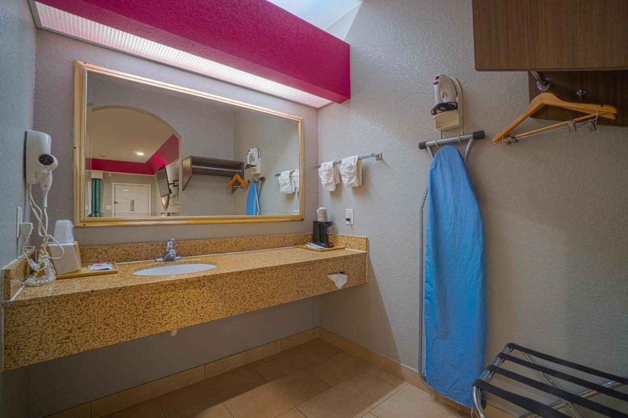 | Hotel Bliss Boardwalk, Kemah TX-146 By OYO