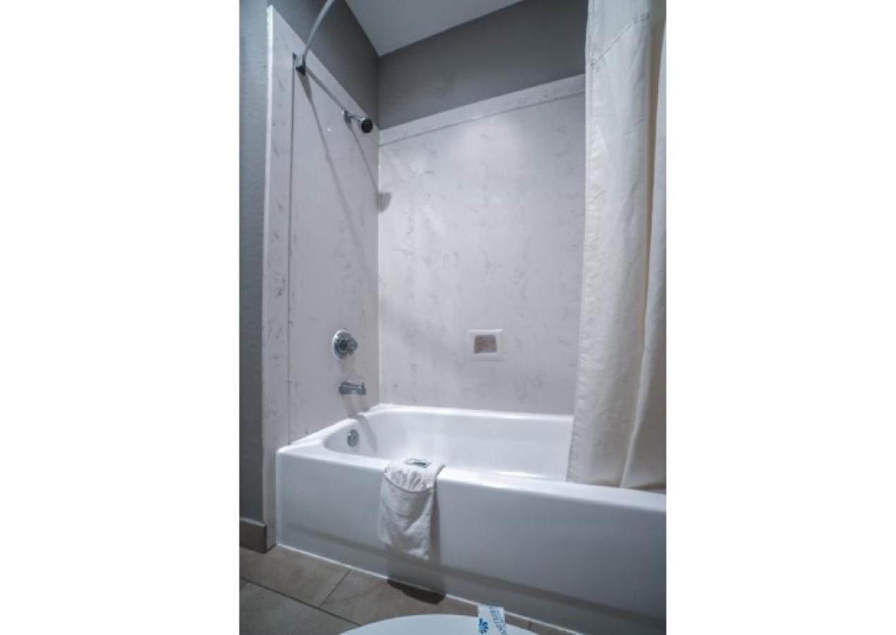 | Hotel Bliss Boardwalk, Kemah TX-146 By OYO