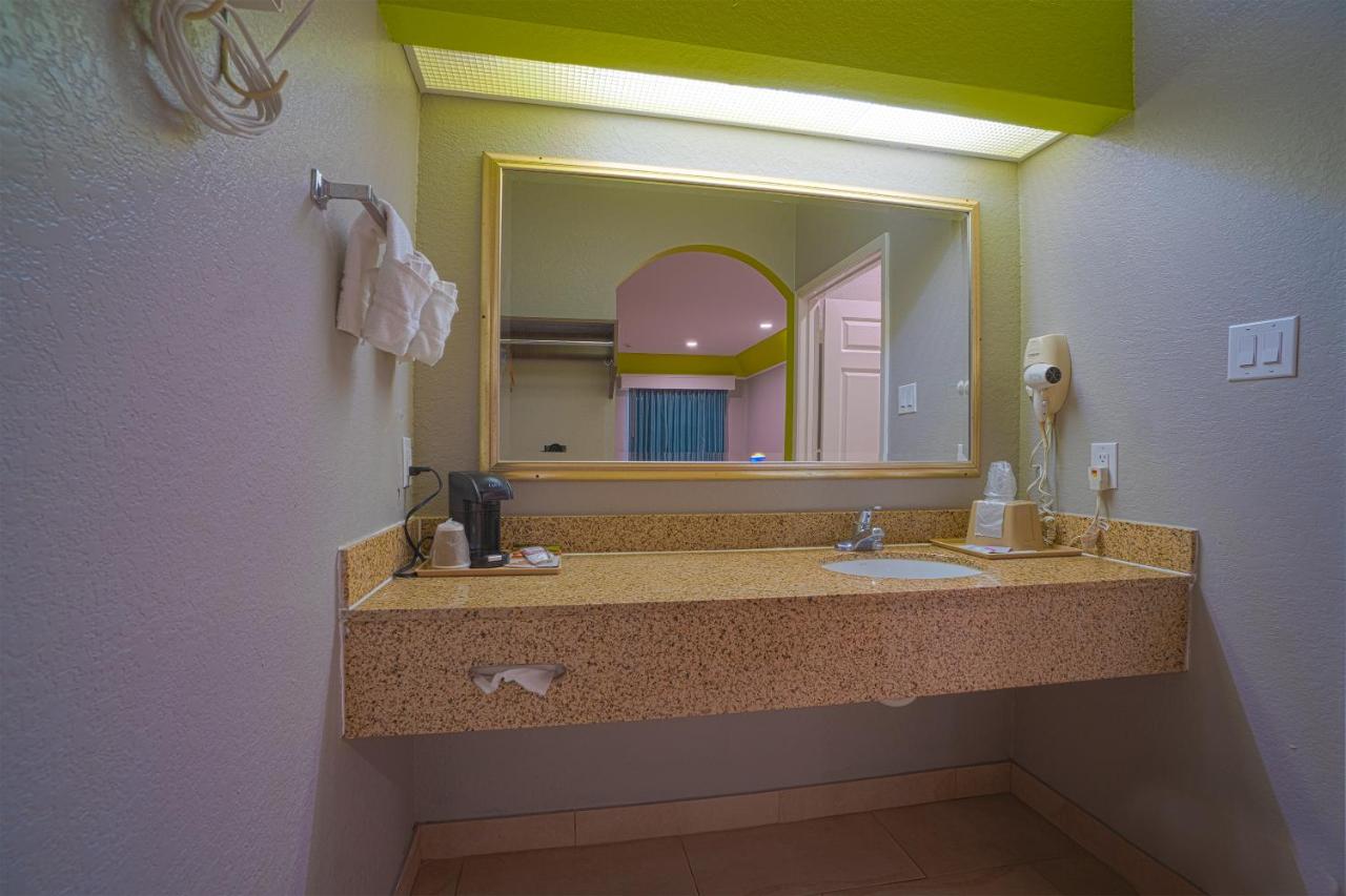 | Hotel Bliss Boardwalk, Kemah TX-146 By OYO