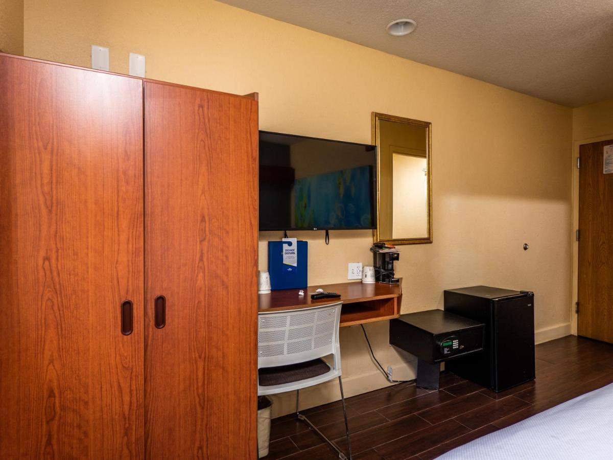 Queen Room - Non-Smoking at Microtel Inn & Suites by Wyndham Ocala
