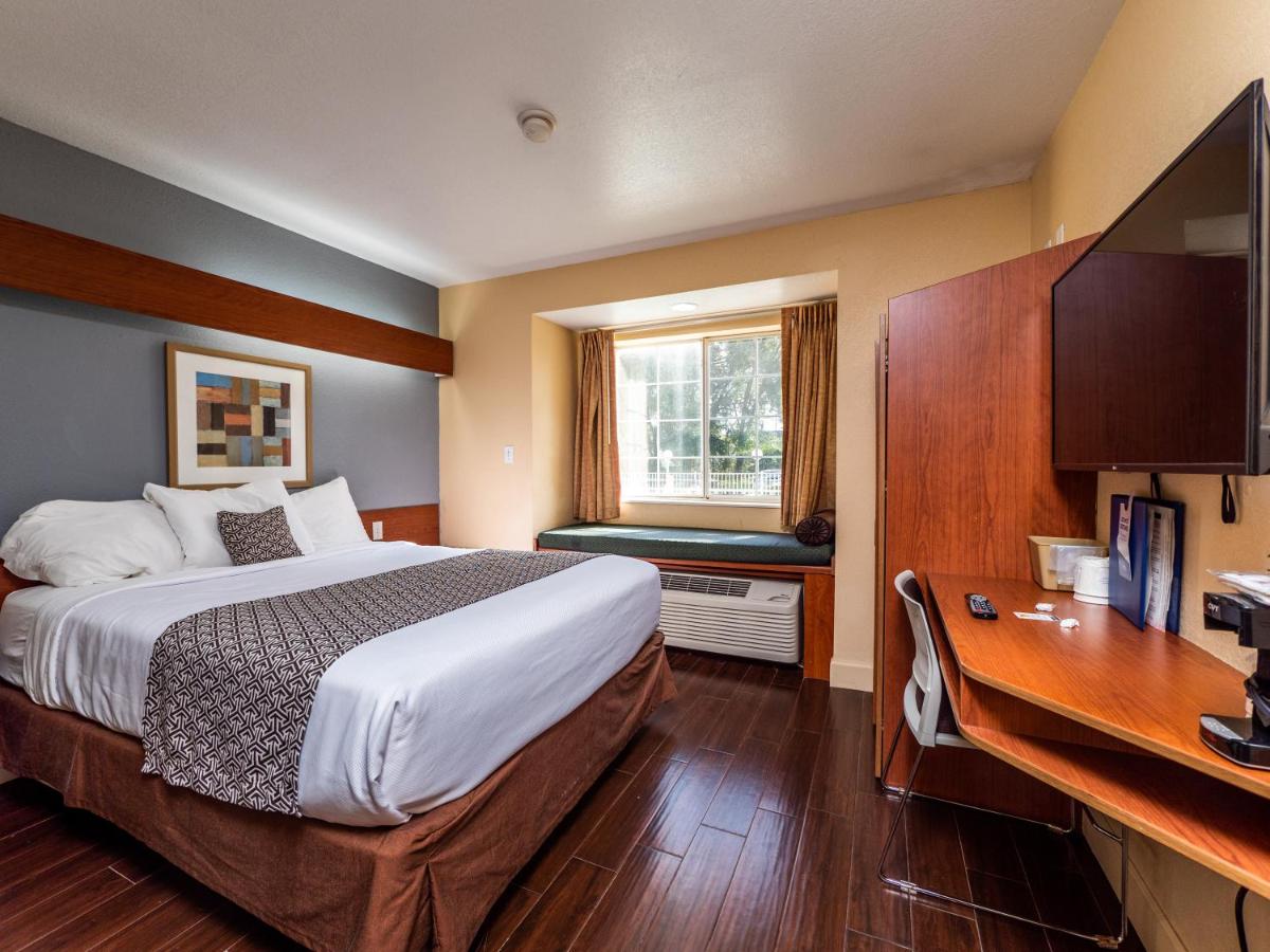 Queen Room - Non-Smoking at Microtel Inn & Suites by Wyndham Ocala