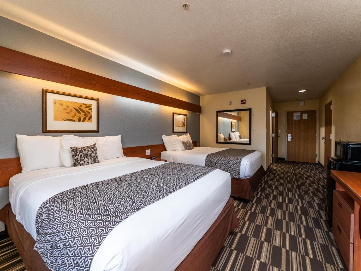 Queen Room with Two Queen Beds and Bath Tub - Hearing Accessible/Non-Smoking at Microtel Inn & Suites by Wyndham Ocala