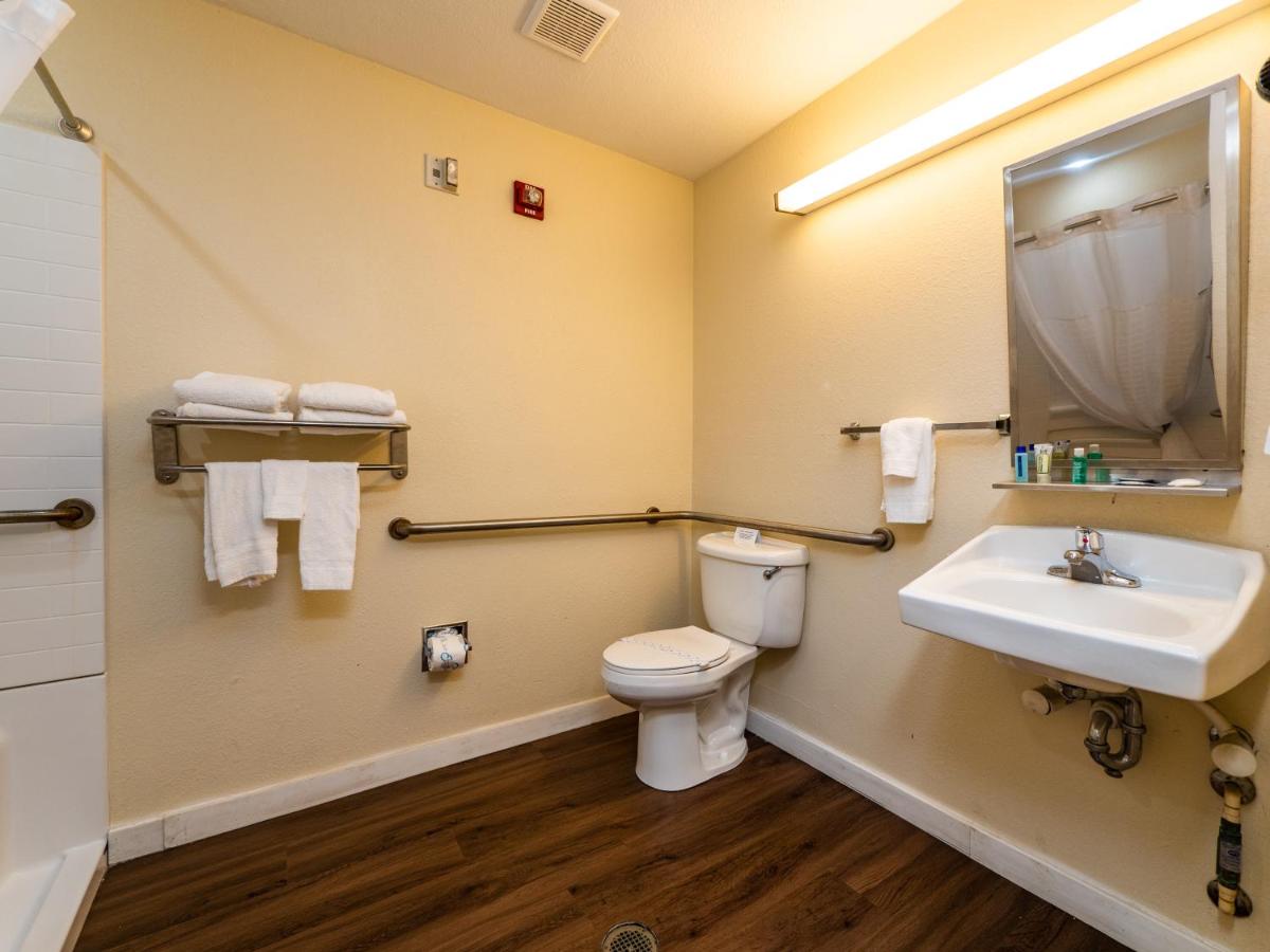 Queen Room with Two Queen Beds and Bath Tub - Hearing Accessible/Non-Smoking at Microtel Inn & Suites by Wyndham Ocala