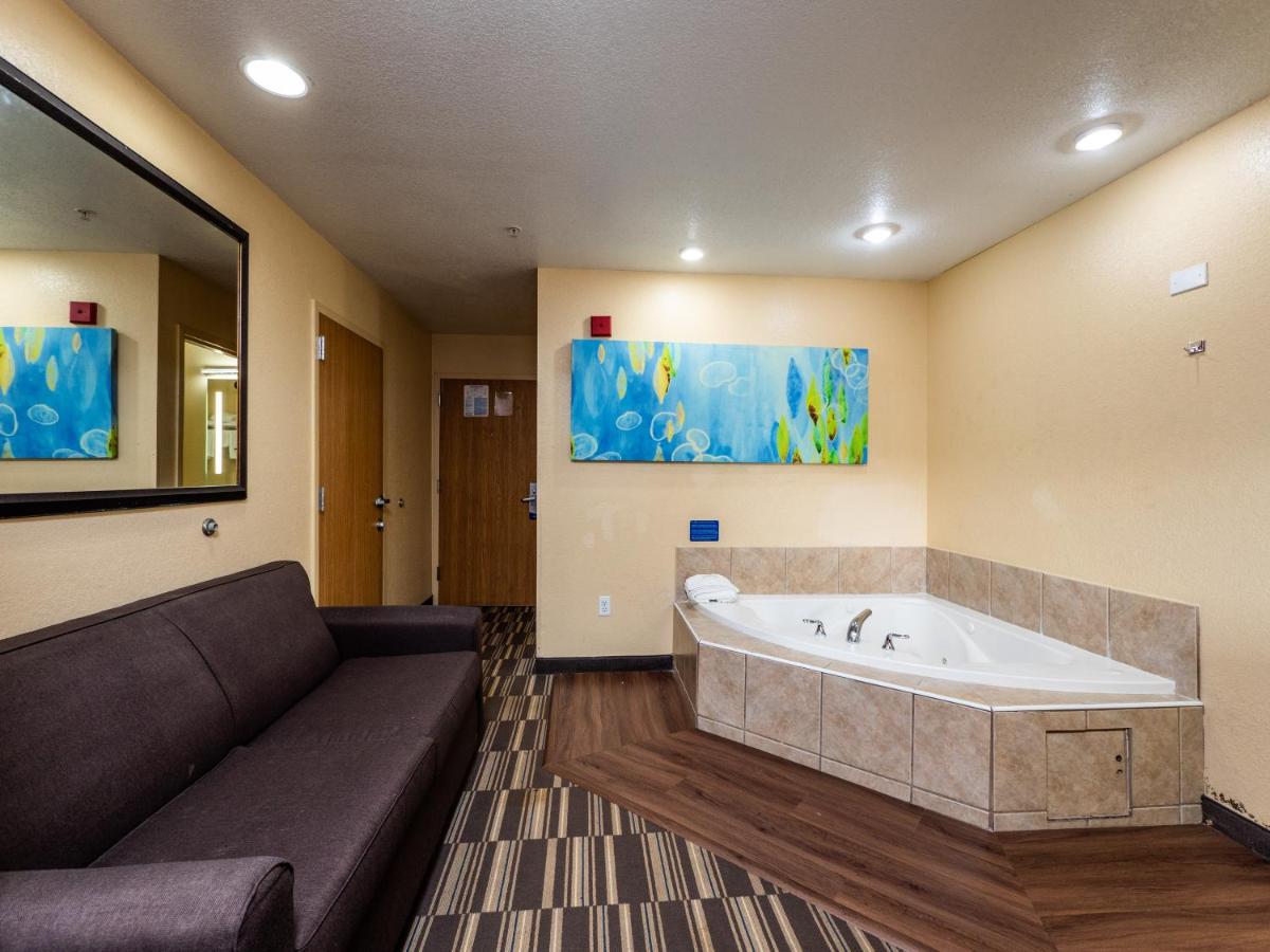 Deluxe Queen Studio Suite - Non-Smoking at Microtel Inn & Suites by Wyndham Ocala