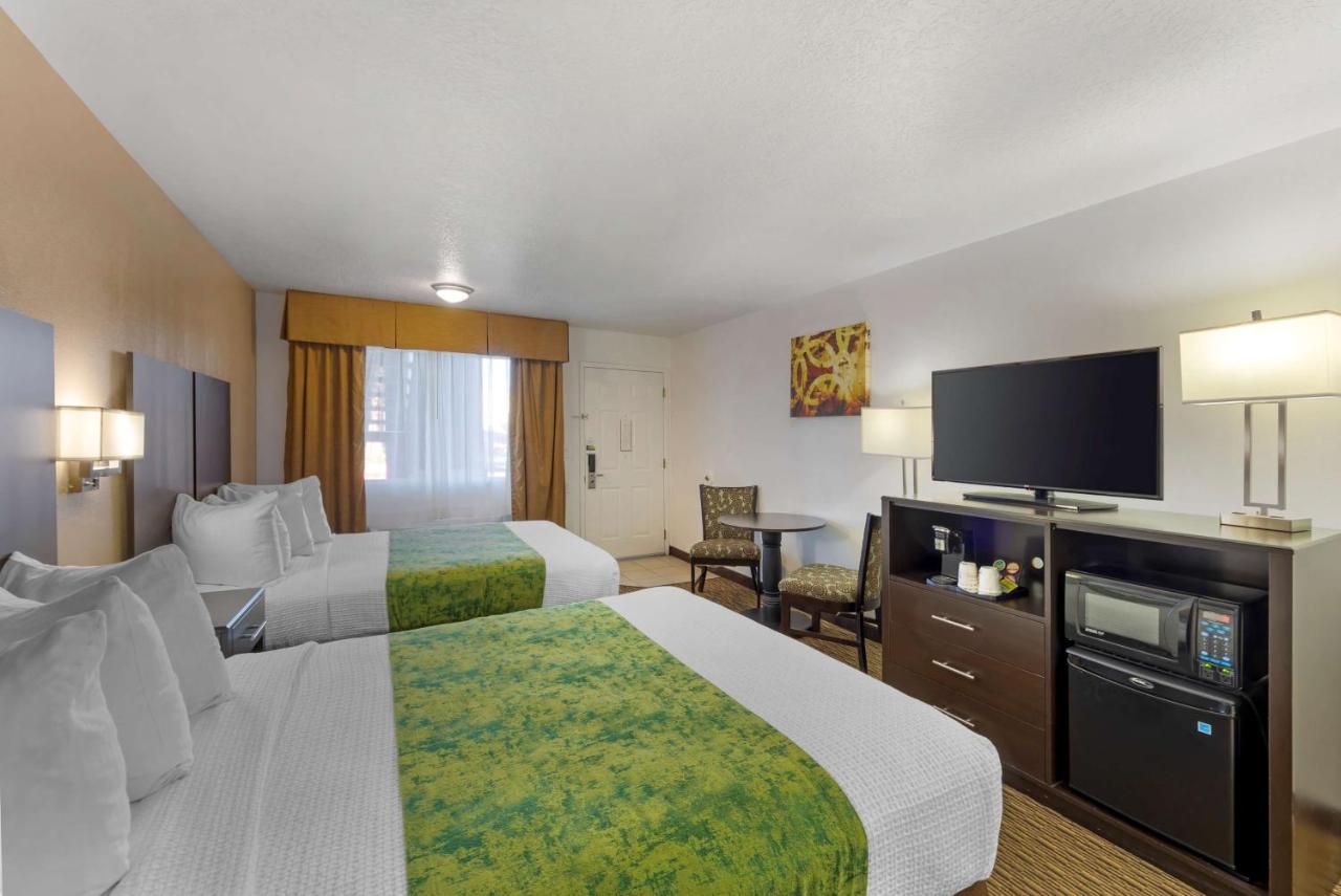 Queen Room with Two Queen Beds and Bath Tub - Disability Access/Non-Smoking at Best Western Mesquite Inn