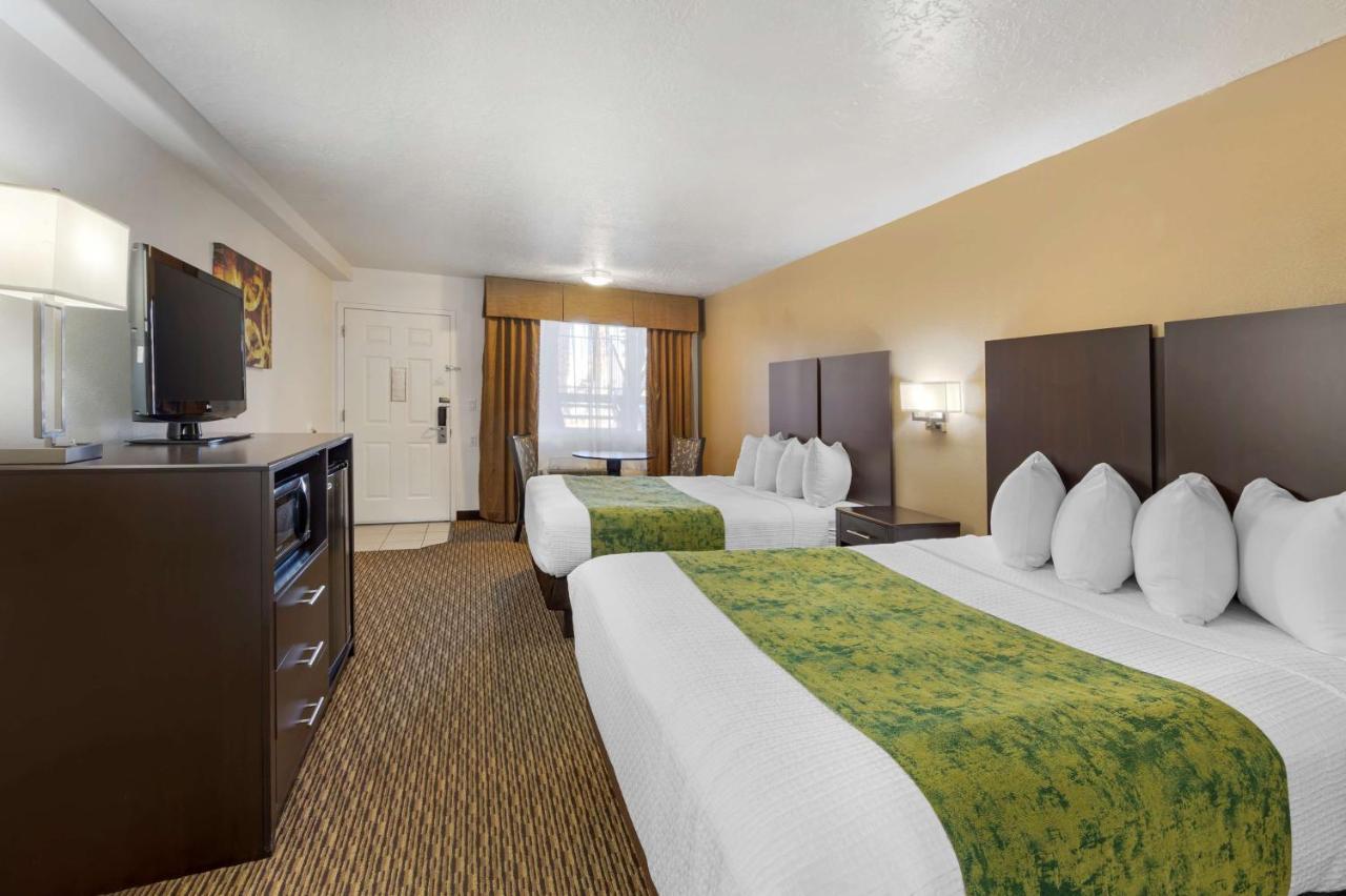 Queen Room with Two Queen Beds and Bath Tub - Disability Access/Non-Smoking at Best Western Mesquite Inn