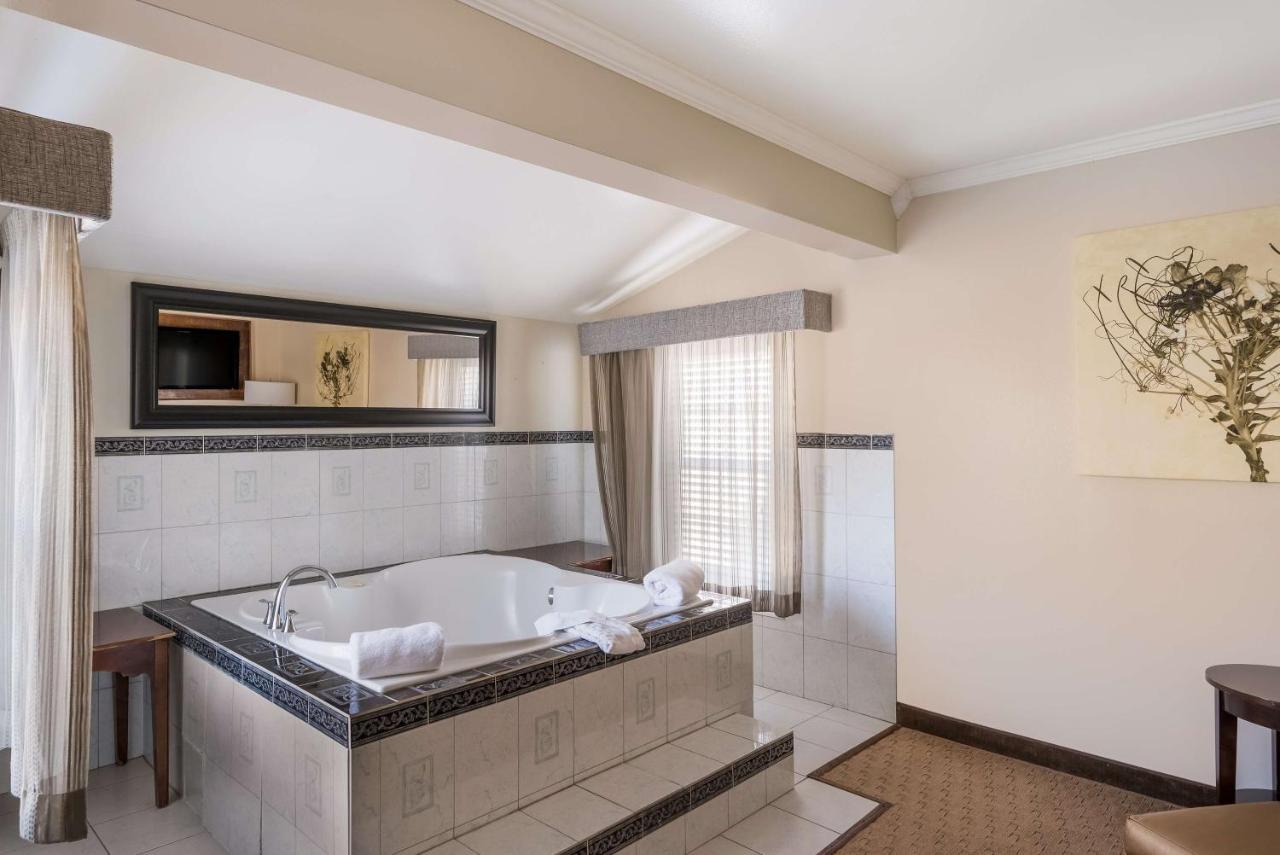 King Suite with Hot Tub at Best Western Mountain View Inn