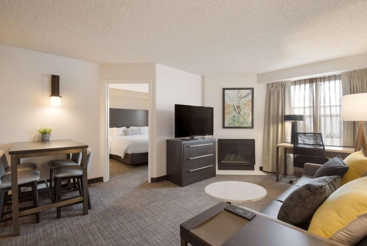 Studio Queen Roll-In Shower - Mobility / Hearing Accessible at Sonesta ES Suites Reno