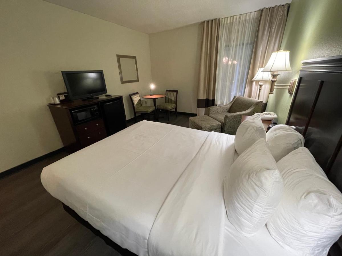 Queen Room - Accessible/Nonsmoking at Comfort Inn Pinehurst - Southern Pines