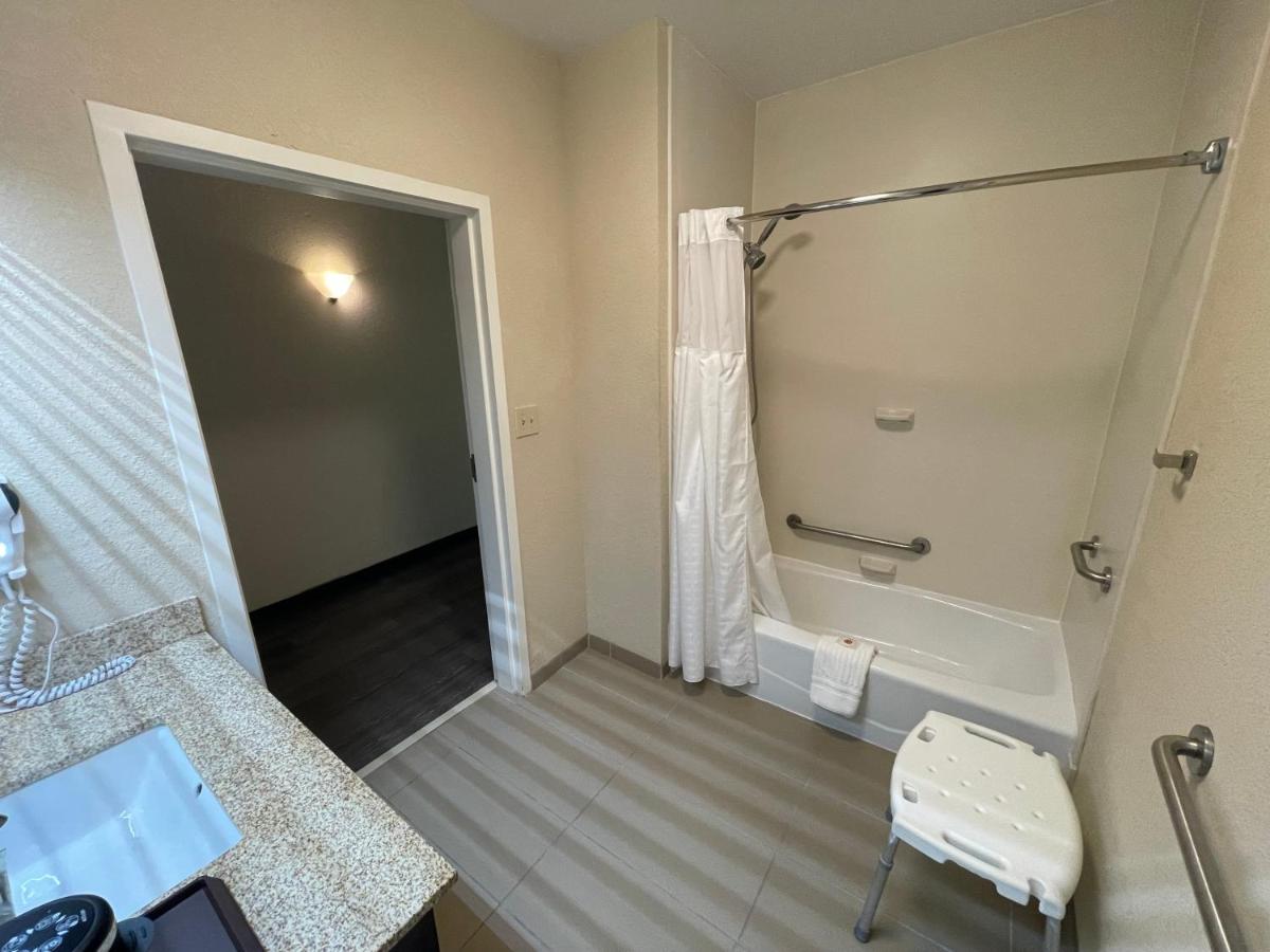 Queen Room - Accessible/Nonsmoking at Comfort Inn Pinehurst - Southern Pines