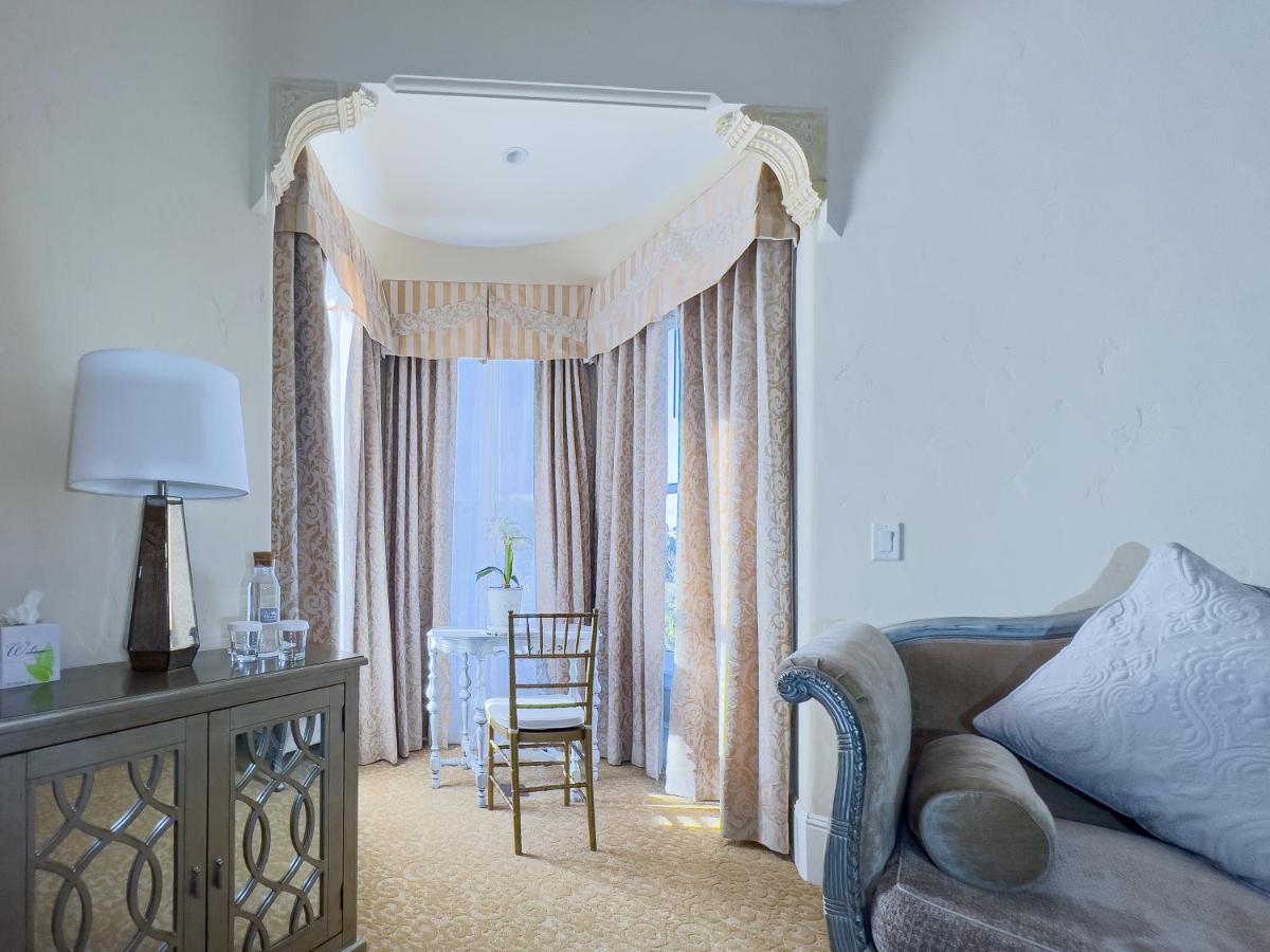| Chateau Coralini