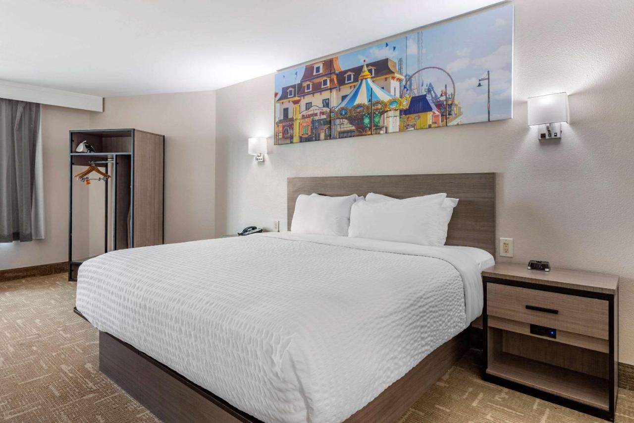 King Room - Accessible/Non Smoking at Clarion Pointe Galveston Seawall