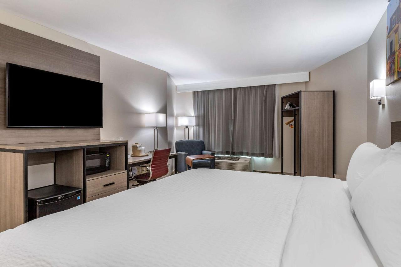King Room - Accessible/Non Smoking at Clarion Pointe Galveston Seawall