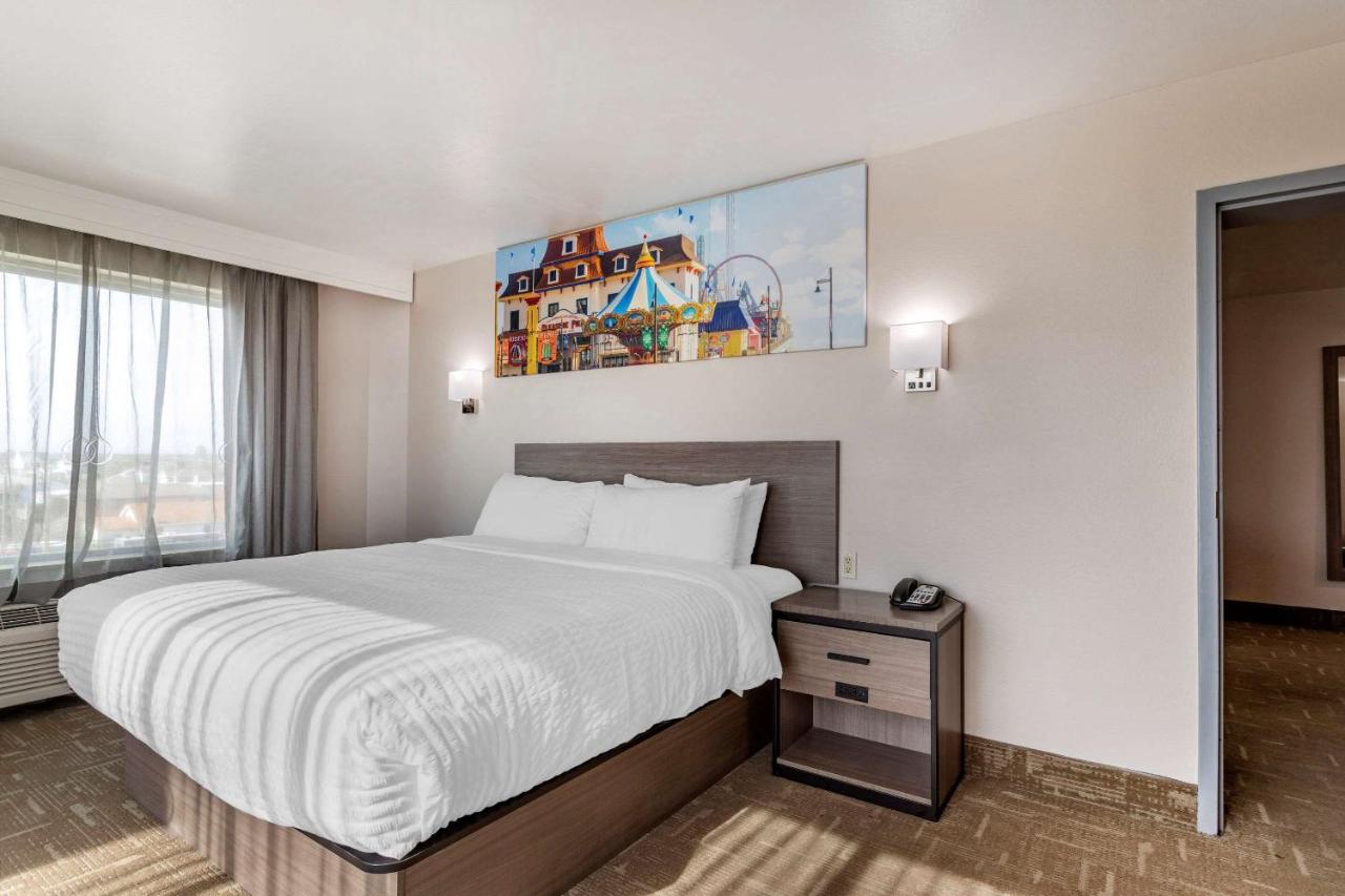 King Room - Accessible/Non Smoking at Clarion Pointe Galveston Seawall