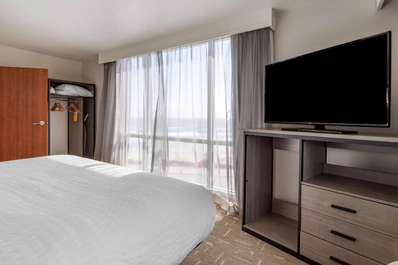 King Room - Accessible/Non Smoking at Clarion Pointe Galveston Seawall