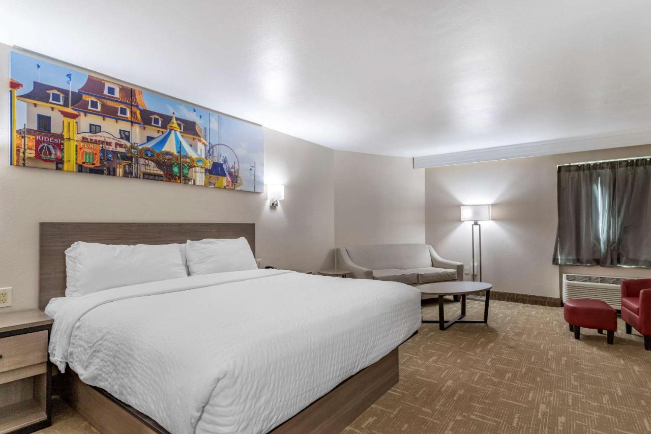 King Suite - Accessible/Non Smoking at Clarion Pointe Galveston Seawall